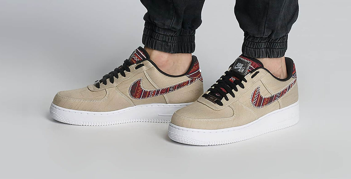 Release Nike Air Force 1 07 LV8 sneakers met jeans upper en